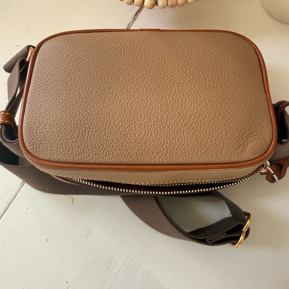 Dooney & Bourke camera Bag - Picture 3 of 5